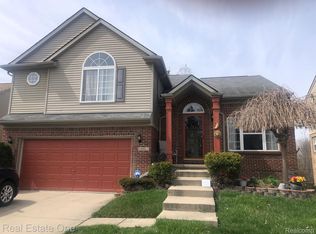 1914 Golfview Ln, Westland, MI 48186
