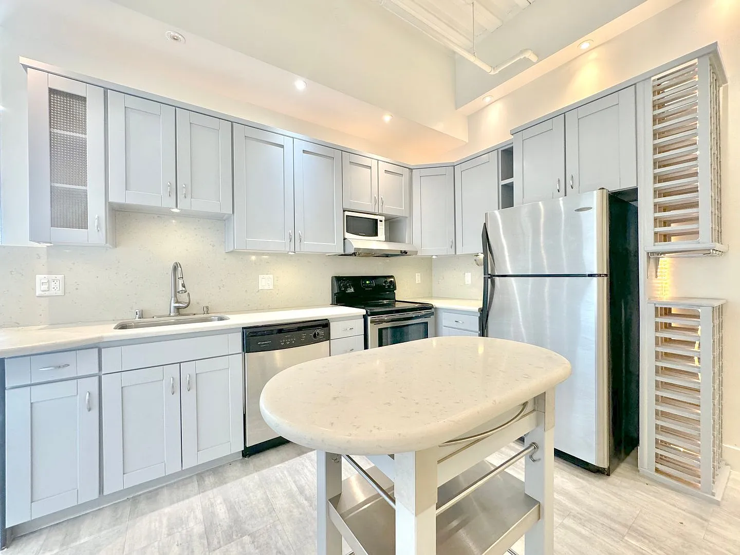 Top floor modern crafted spacious 1 Bed + 1 Bath — Photo 3