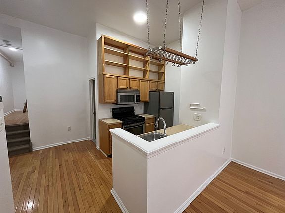 4th image of 236 Quarry St