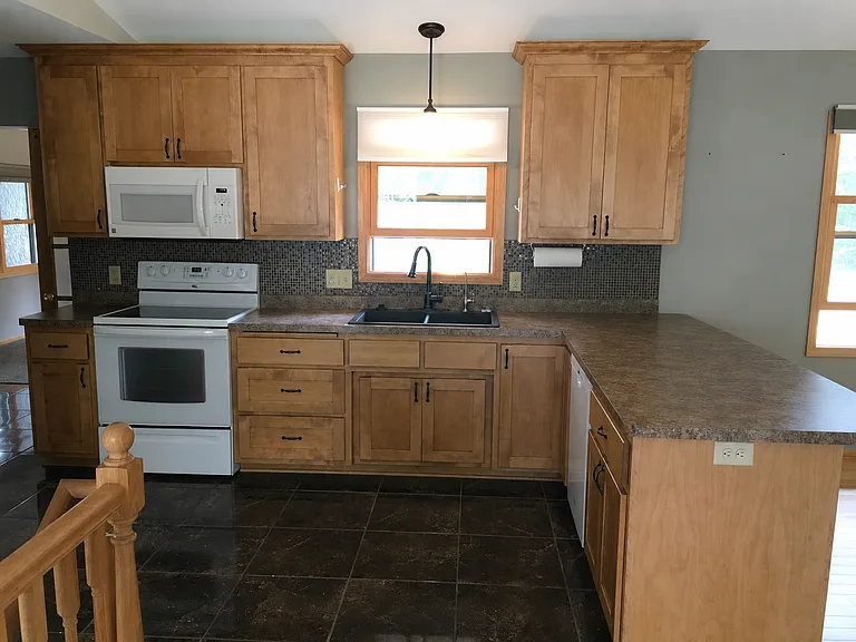 2780 Farrington St — Photo 2
