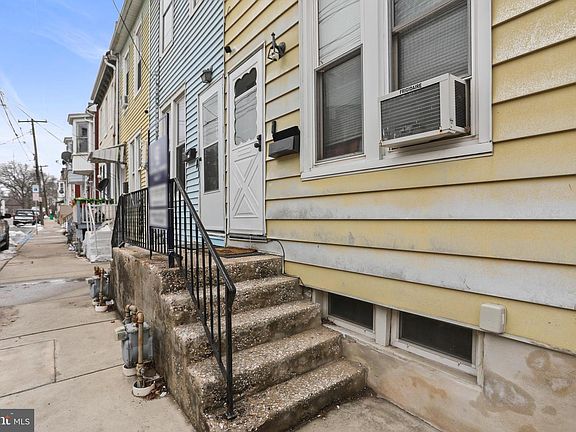 4th image of 617 W College Ave