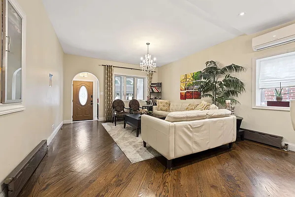 Sold by Behfar Team LLC | media 25