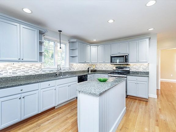 5th image of 4 Hemlock Ln