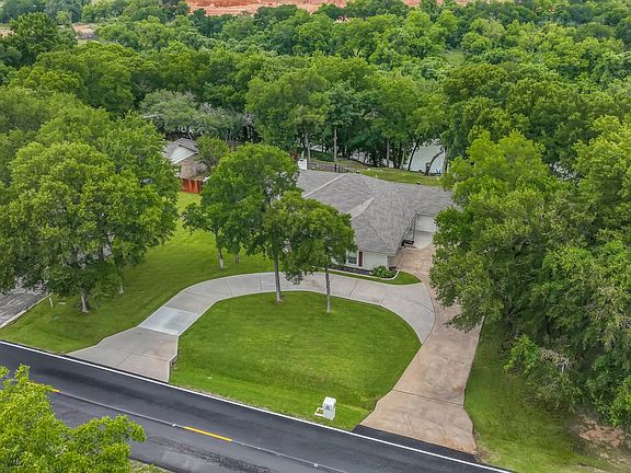 2nd image of 8012 Ravenswood Rd