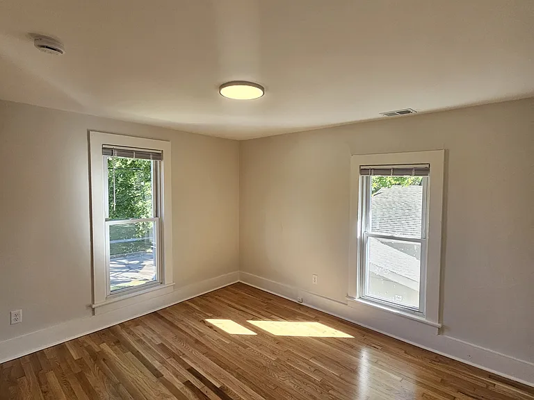 403 S 6th Ave — Photo 5