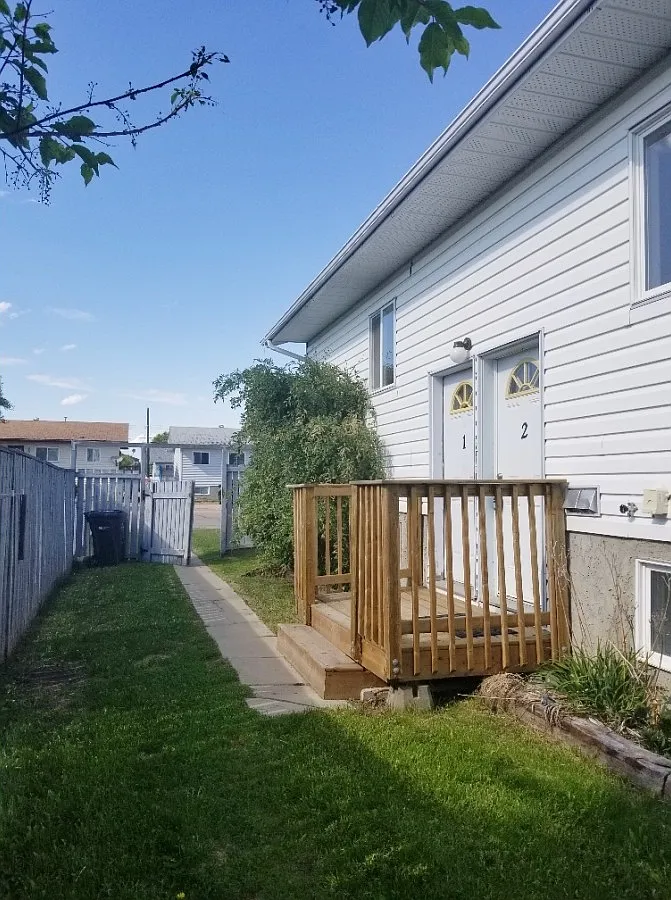 6017 52 Avenue Unit B — Photo 2