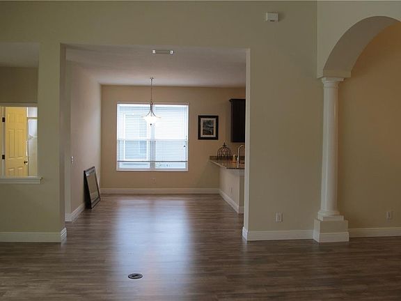 3rd image of 295 Londonderry Dr