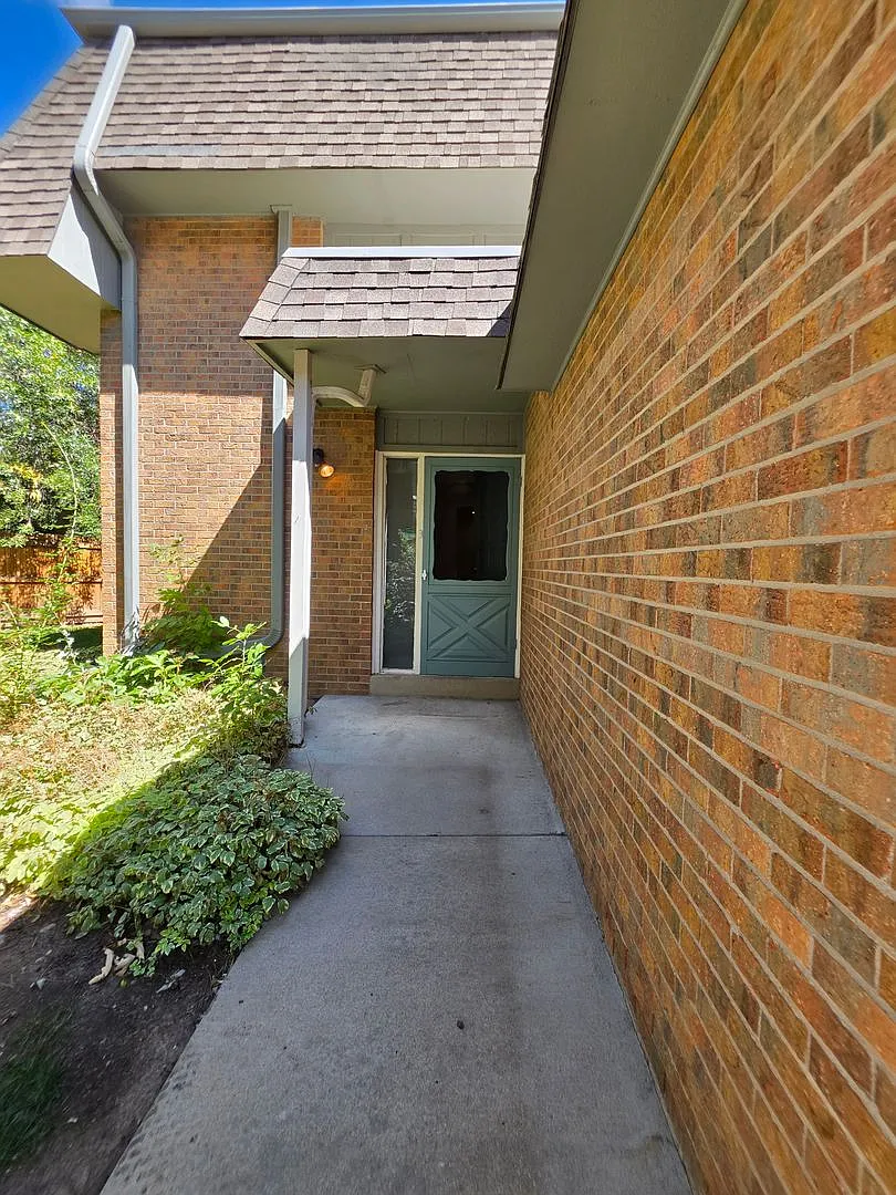 Charming 2 story Townhouse 2bd 2ba *$1000 Deposit* — Photo 1
