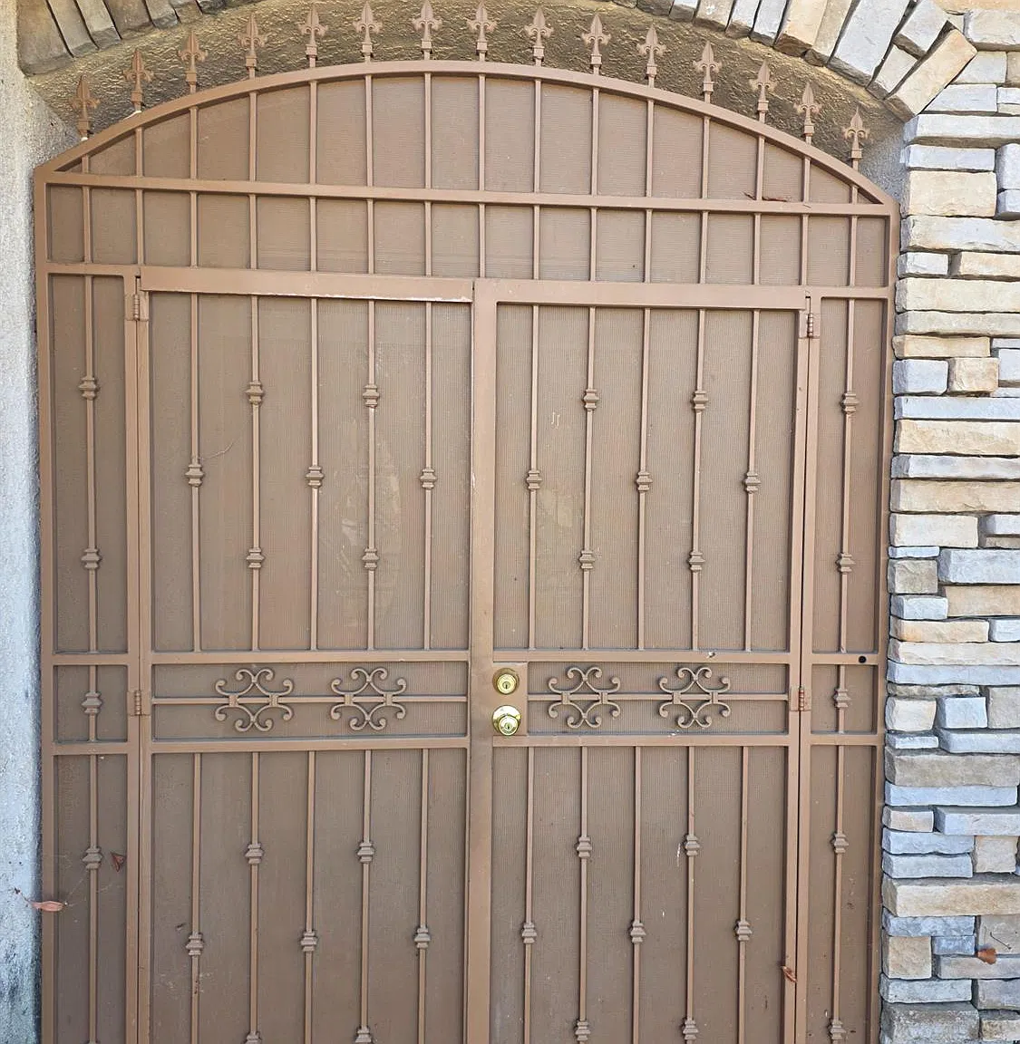 6 bed, 2370 sqft, $3,400 — Photo 2
