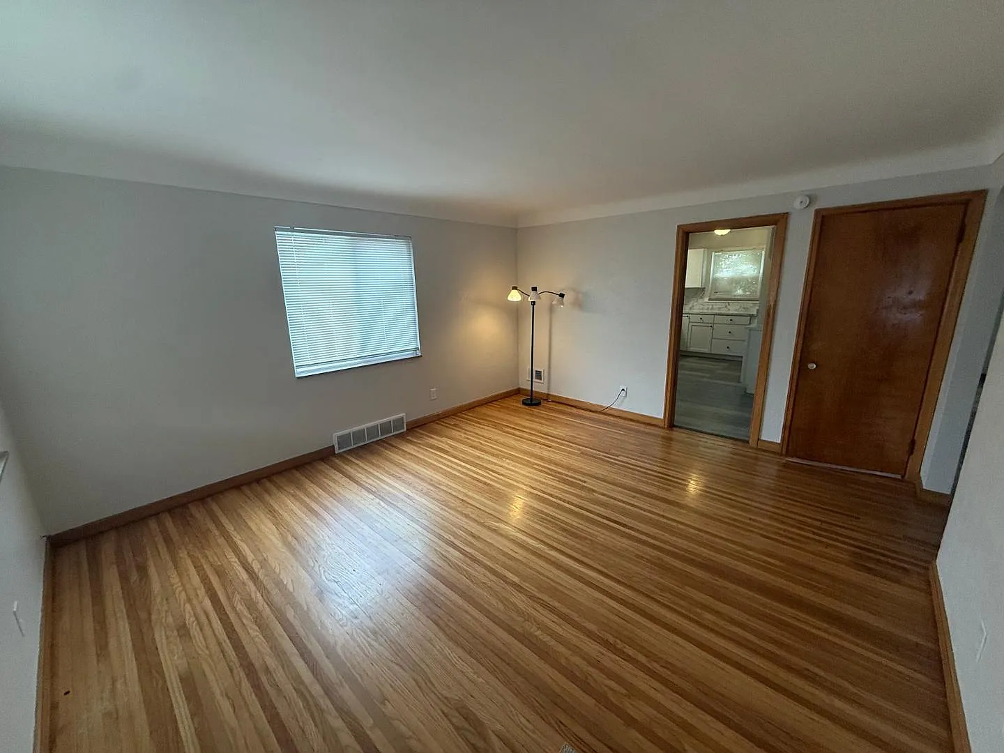 3 bed, 1.0 bath, 1337 sqft, $1,198 — Photo 3