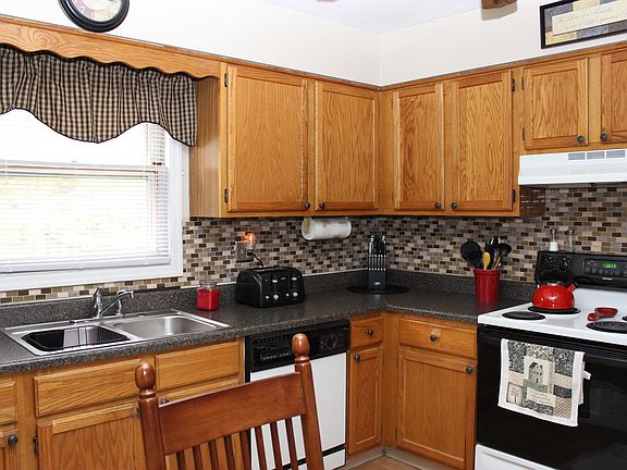 4th image of 17 Melissa Ct