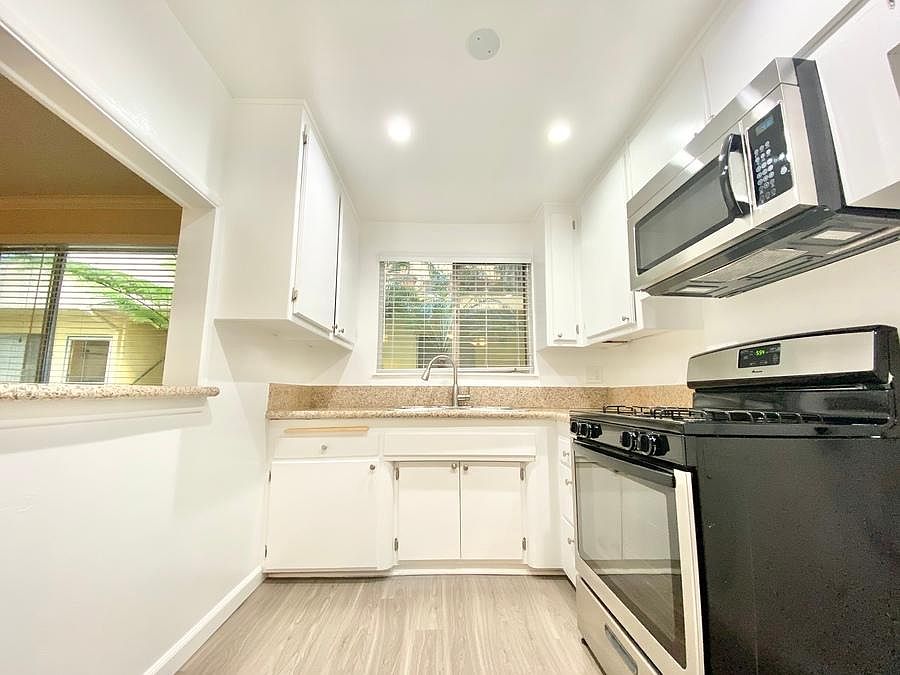 1st image of 3-1037 Ogden Dr #3