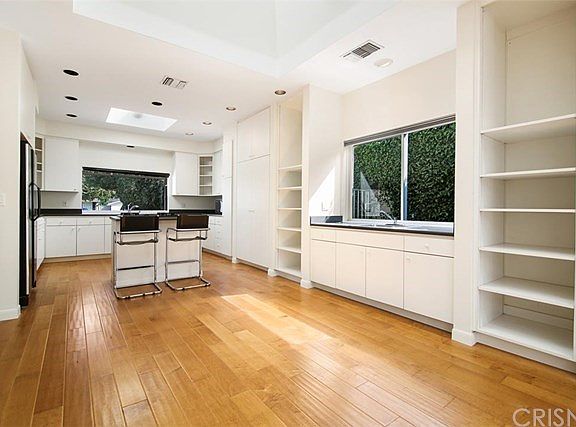 4th image of 4223 Saint Clair Ave