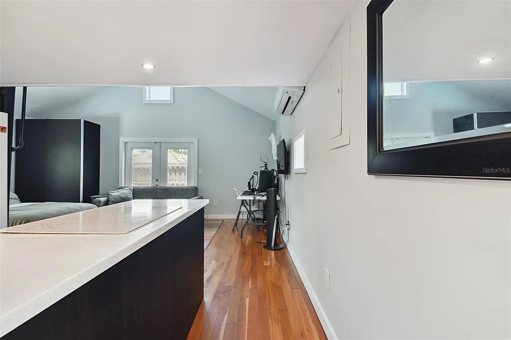 1 bed, 1.0 bath, 400 sqft, $1,800 — Photo 2