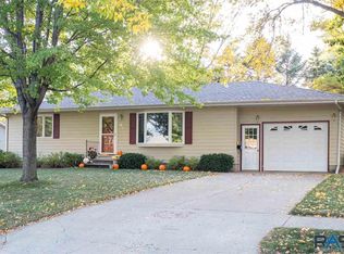 621 N Catherine Ave, Madison, SD 57042