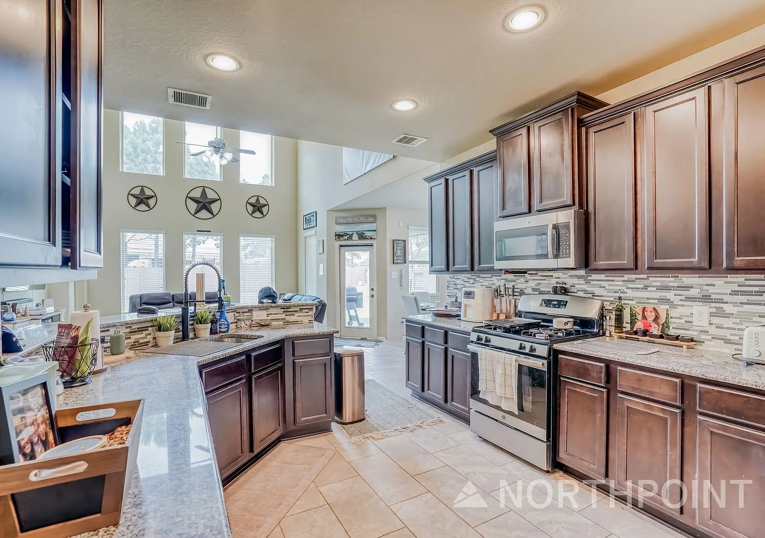 4 BR/3.5BA | Newly Renovated Single Family Home | Fenced backyard | Study & Game Room | In Grand ... — Photo 4