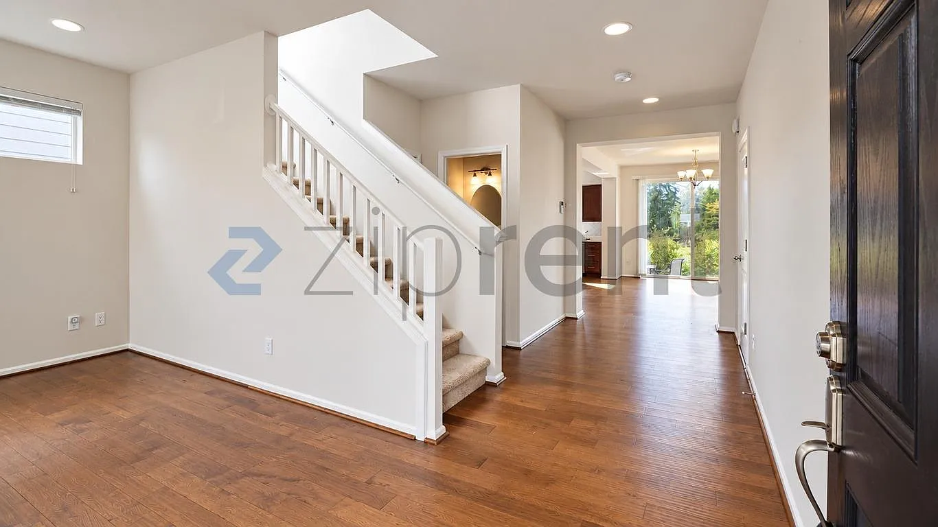 4 bed, 2.5 bath, 2796 sqft, $4,090 — Photo 3