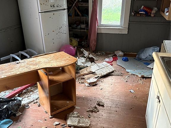5th image of 226 E Robinson St