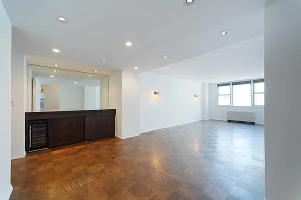 Sold by R New York | media 10