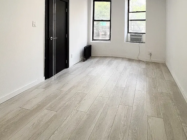 230 E 14th St #1R — Photo 4