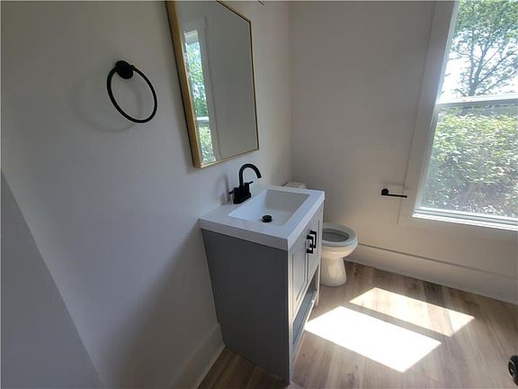 5th image of 1542 Thomas Ave