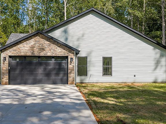 3rd image of 208 Eastbrook Rd