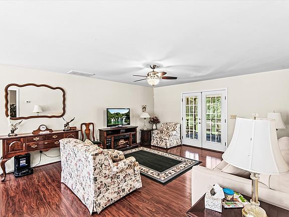 4th image of 169 Red Oak Ln