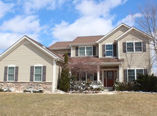 828 Pinehurst Dr, Mukwonago, WI 53149
