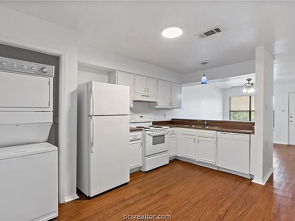 5th image of 313 Manuel Dr