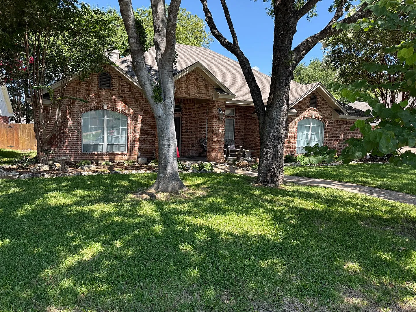 Beautiful Western Ridge home! — Photo 1