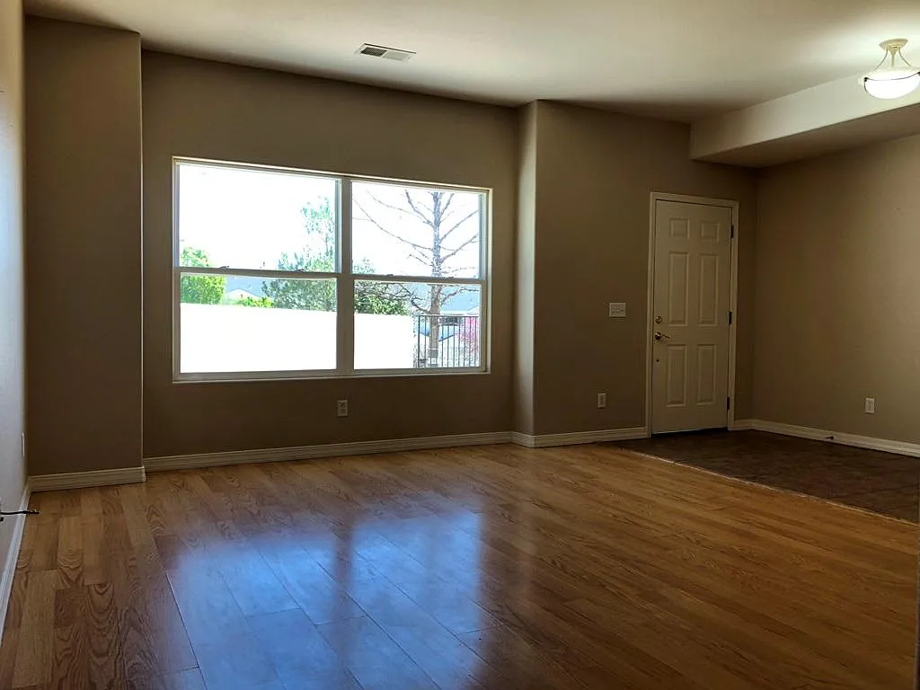 2 bed, 1333 sqft, $2,050 — Photo 3