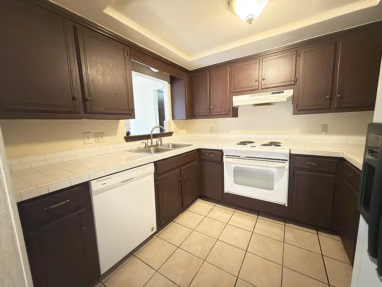 2531 W Hefner Rd — Photo 5