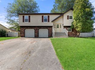 17 Cherry Bend Dr, Howell, NJ