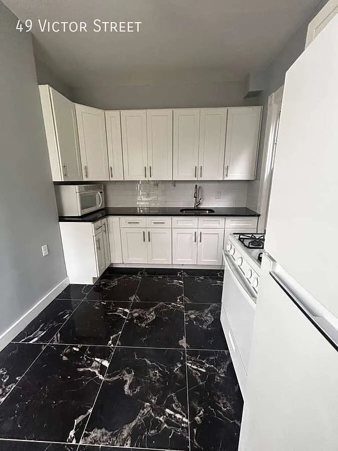 3 bed, $2,900 — Photo 2