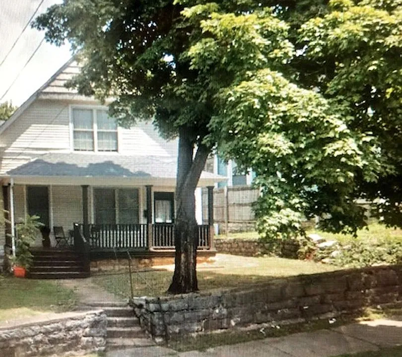 656 E 8th Ave