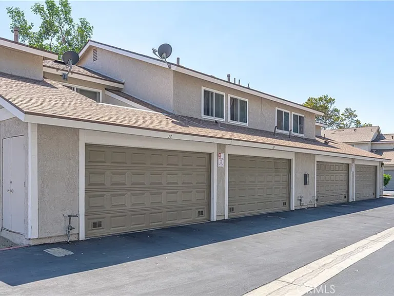 1650 S Campus Ave #17 — Photo 4