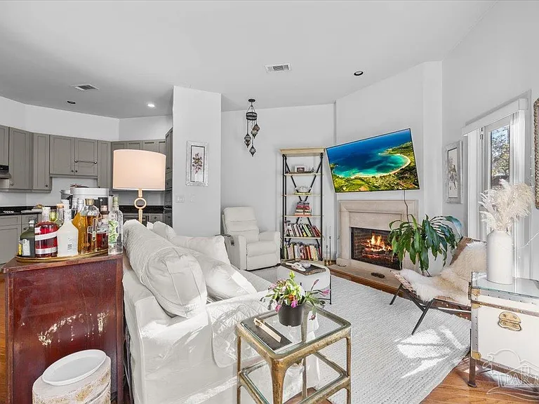 214 W La Rua St — Photo 8