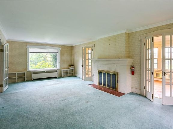 3rd image of 121 Reist St