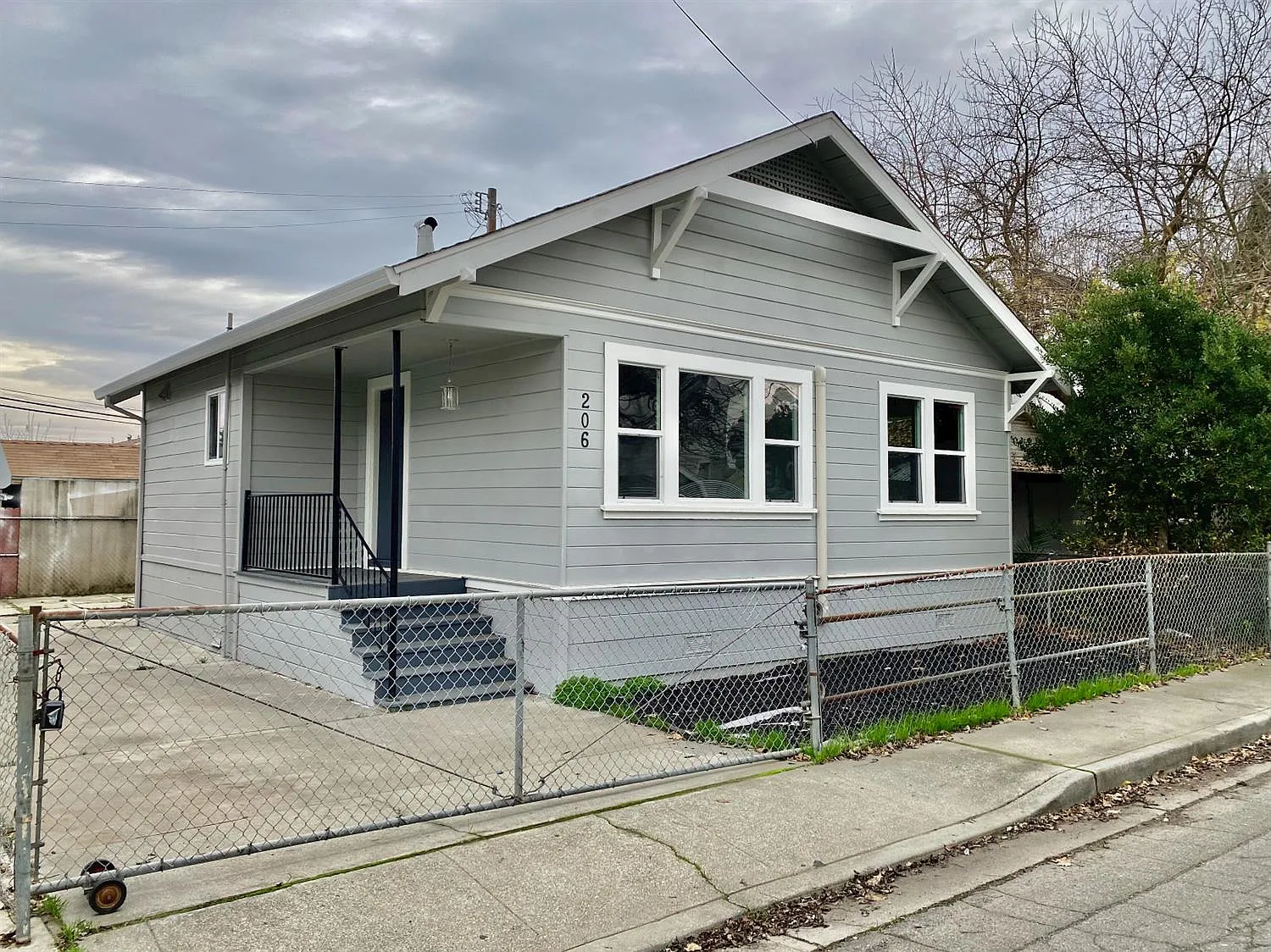 206 3rd St photo 1