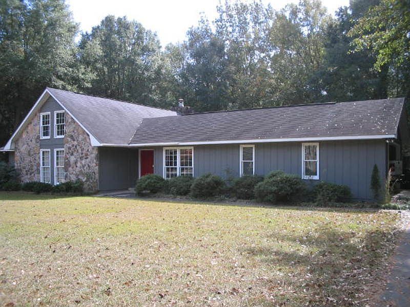 Huge front yard fenced back