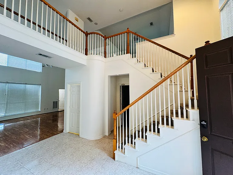 2762 Hillview Dr — Photo 5