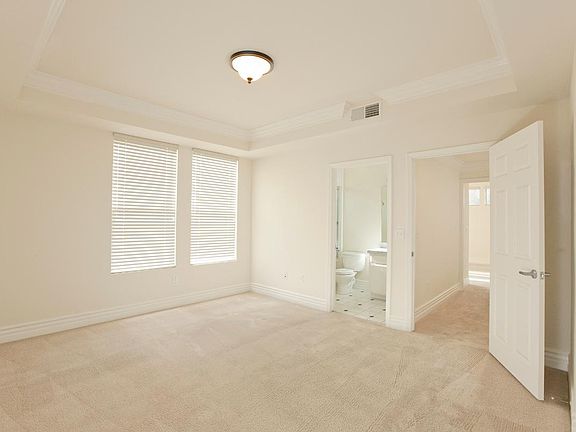 4th image of 13940 Moorpark St #104