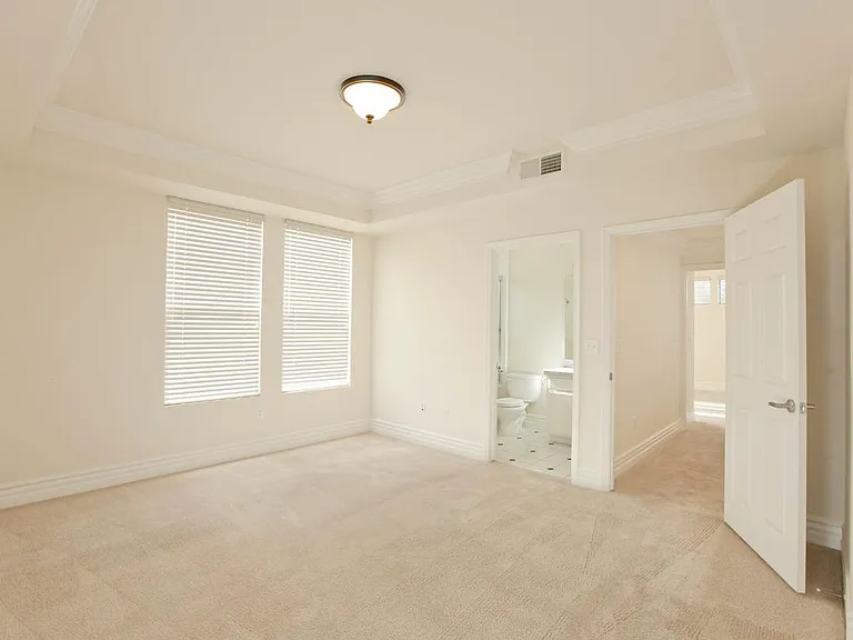 13940 Moorpark St #104 — Photo 4