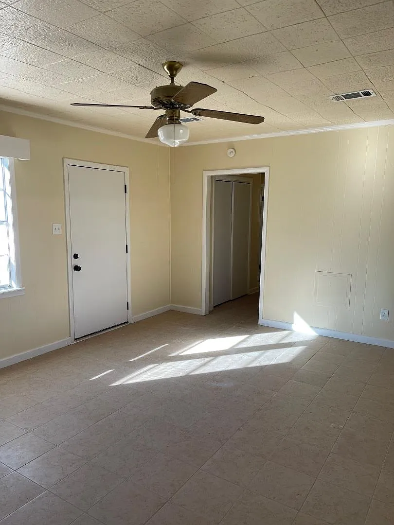 Property Photo - 121 W Walnut