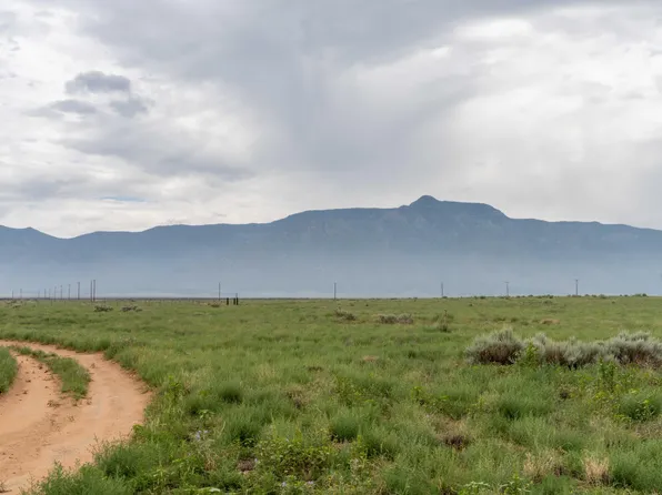 850 Meadow Lake Rd, Los Lunas, NM 87031