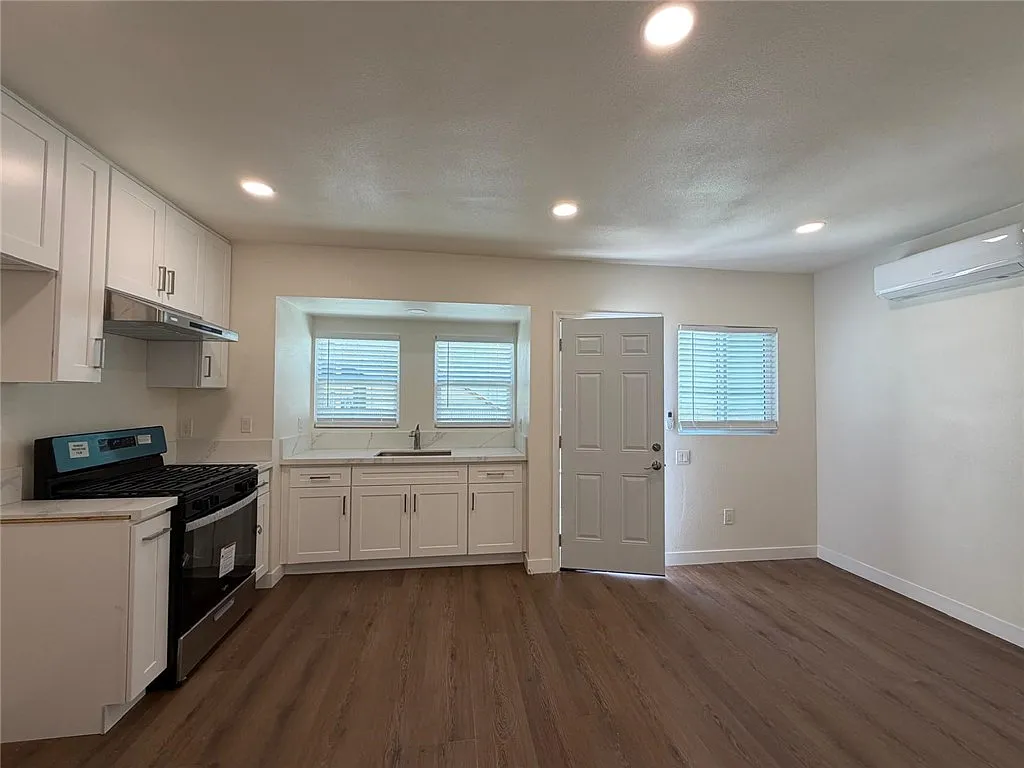 2 bed, 499 sqft, $2,200 — Photo 3
