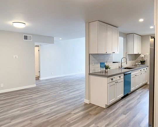 3rd image of 18645 Hatteras St Unit 275