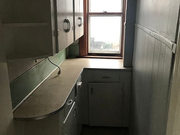2nd image of 32 1/2 Nichols St #1