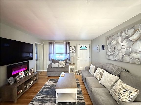3rd image of 308 Elfort Dr