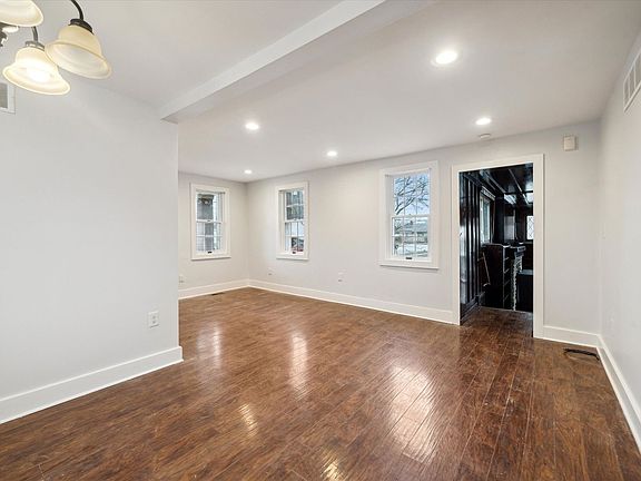 4th image of 19316 Delaware St